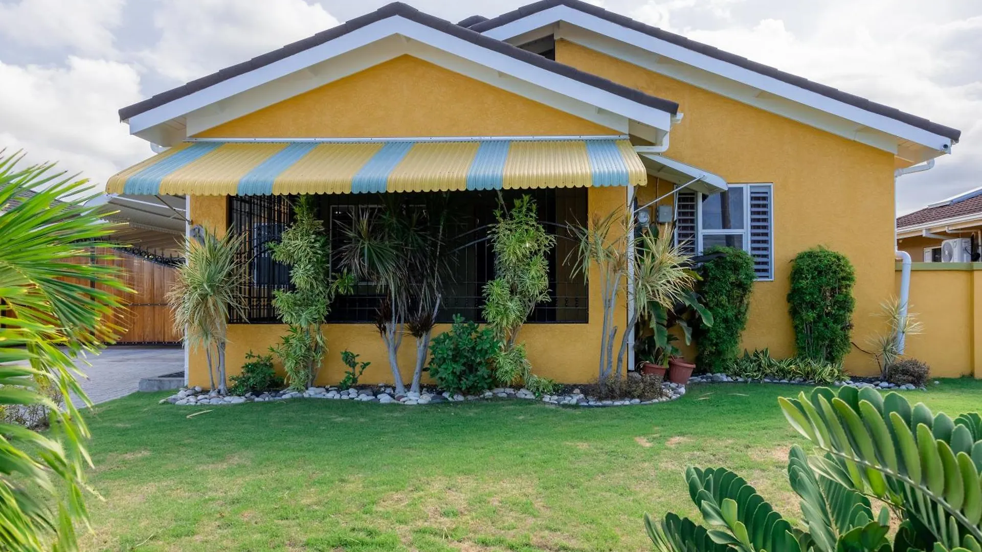 Villas In Draxhall, Pool, Gym, Tennis, Kids Playground Mammee Bay